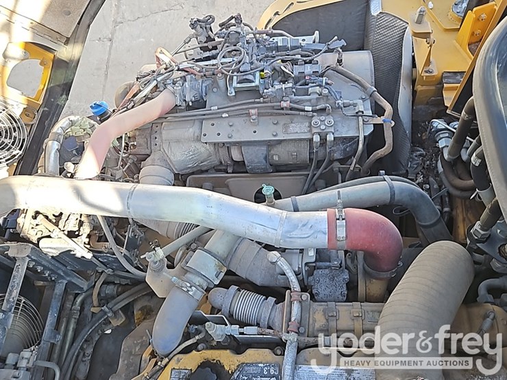 2016-caterpillar-725c2-image-28