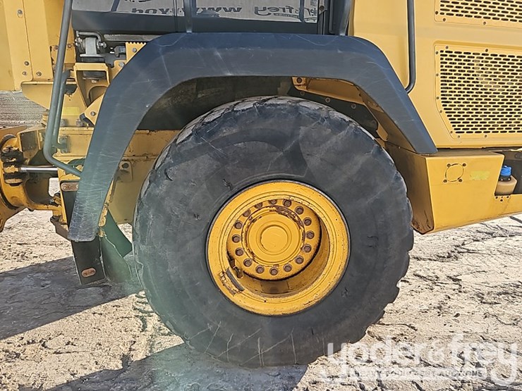 2019-deere-310e-image-11