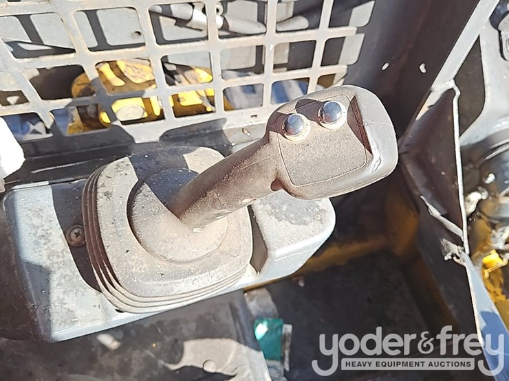 2016-deere-317g-image-28