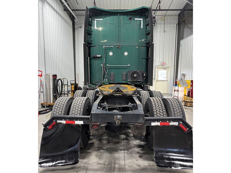 2023-peterbilt-579-image-3