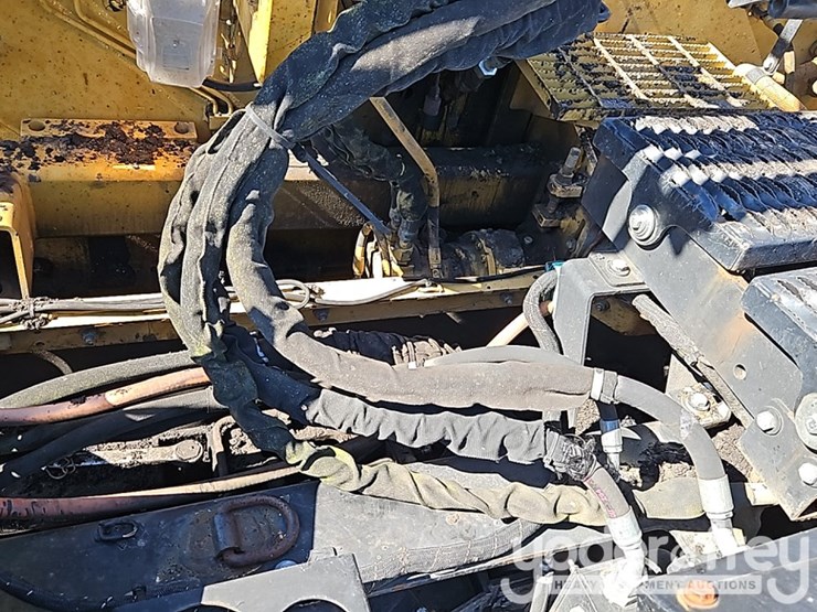 2012-caterpillar-ap-1055e-image-22