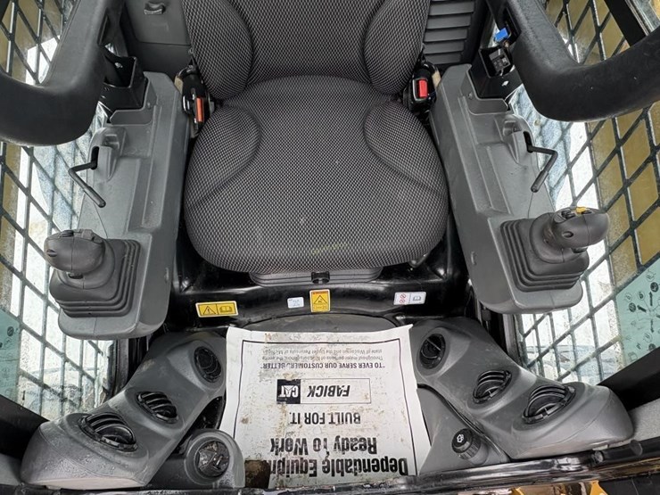 2023-caterpillar-262d3-image-10