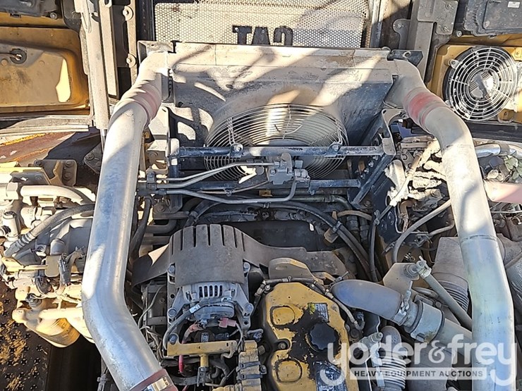 2016-caterpillar-725c2-image-30