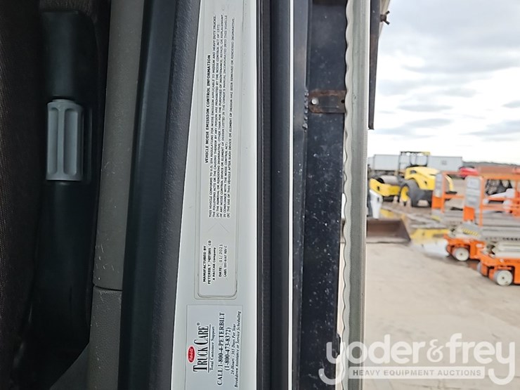 2021-peterbilt-567-image-36