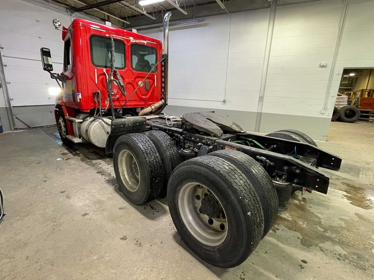 #6227-•-2018-freightliner-cascadia-day-cab-semi-truck-(title-in-delay)-image-7