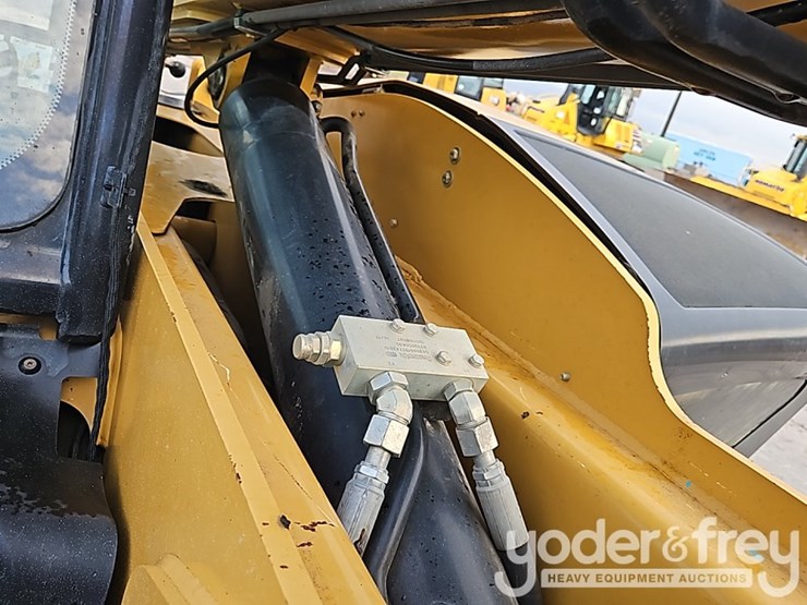 2017-caterpillar-tl642d-image-19