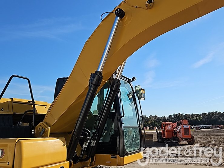 2020-caterpillar-320-image-15