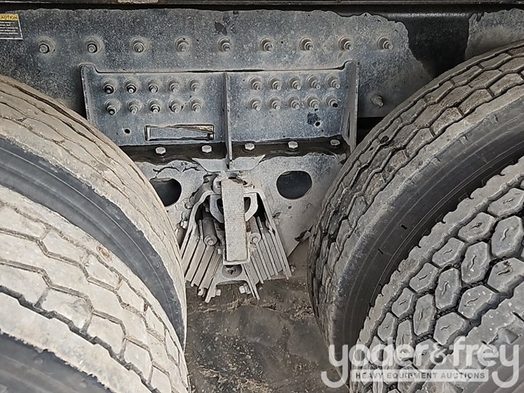 2021-peterbilt-567-image-16