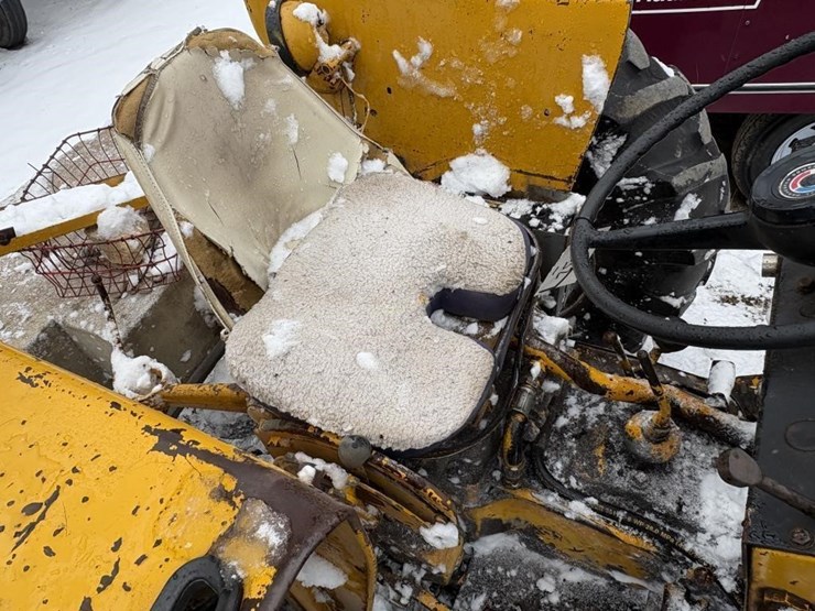 international-industrial-loader-tractor-image-9