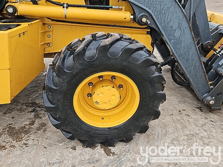 2015-deere-410l-image-10