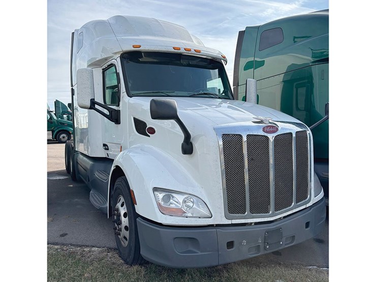 2021-peterbilt-579-image-1