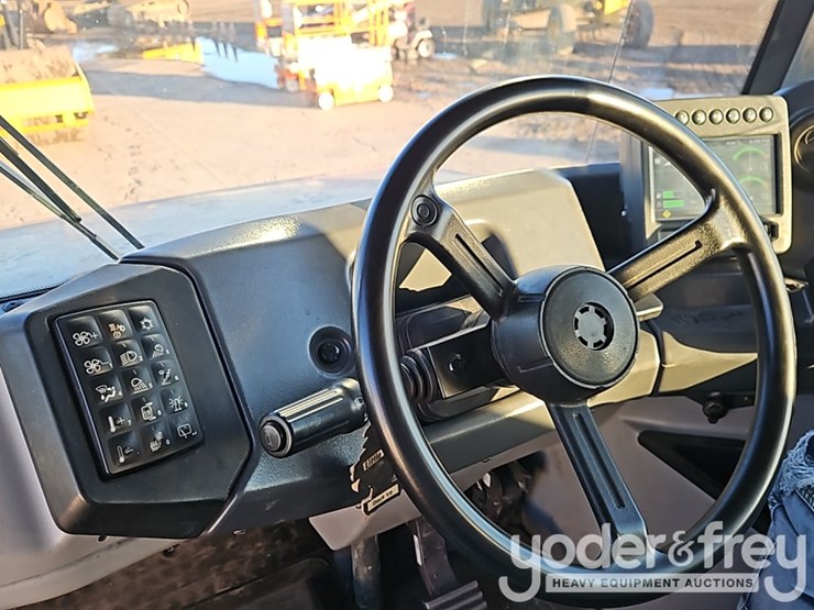 2019-deere-310e-image-33