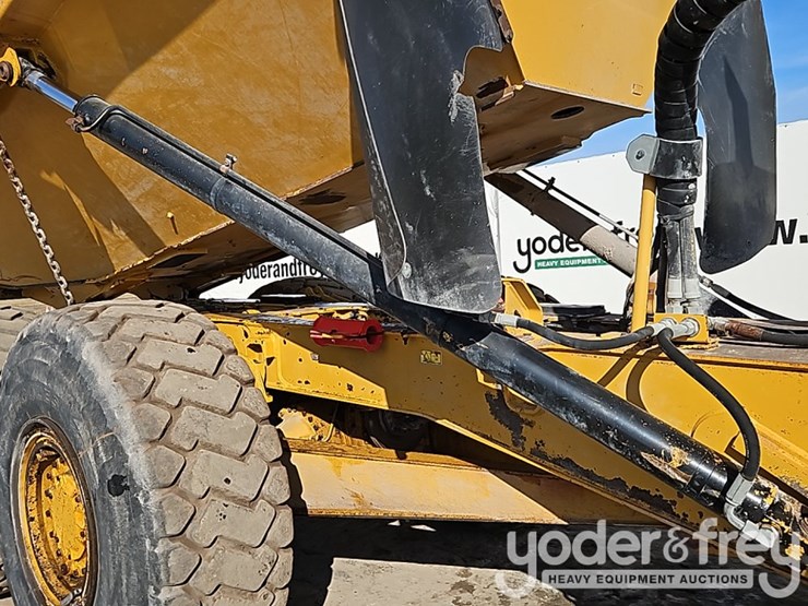 2016-caterpillar-725c2-image-23