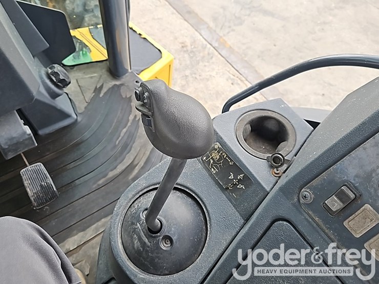 2015-deere-410l-image-36