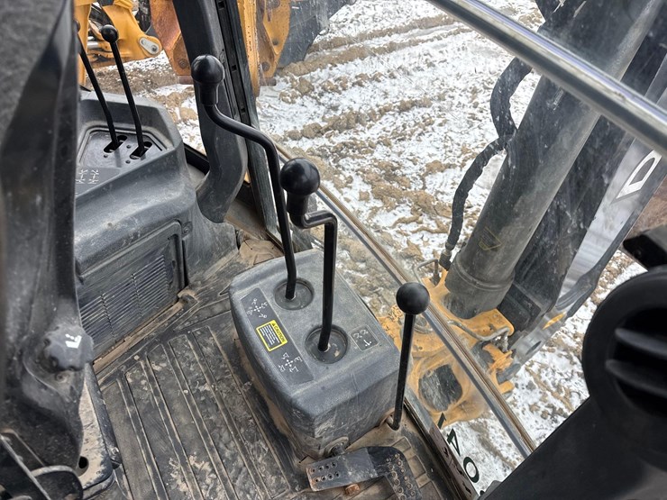 2022-john-deere-310-image-11