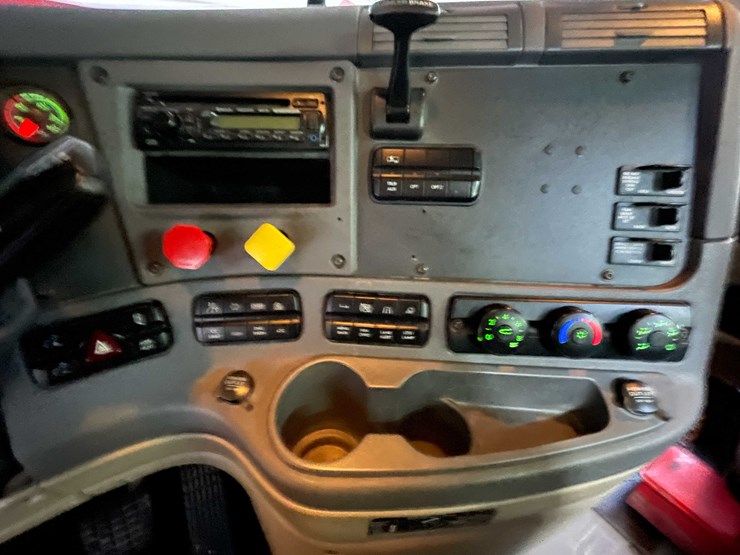 #6227-•-2018-freightliner-cascadia-day-cab-semi-truck-(title-in-delay)-image-85