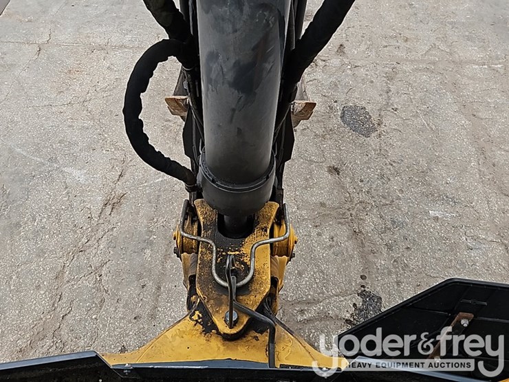 2015-deere-410l-image-34