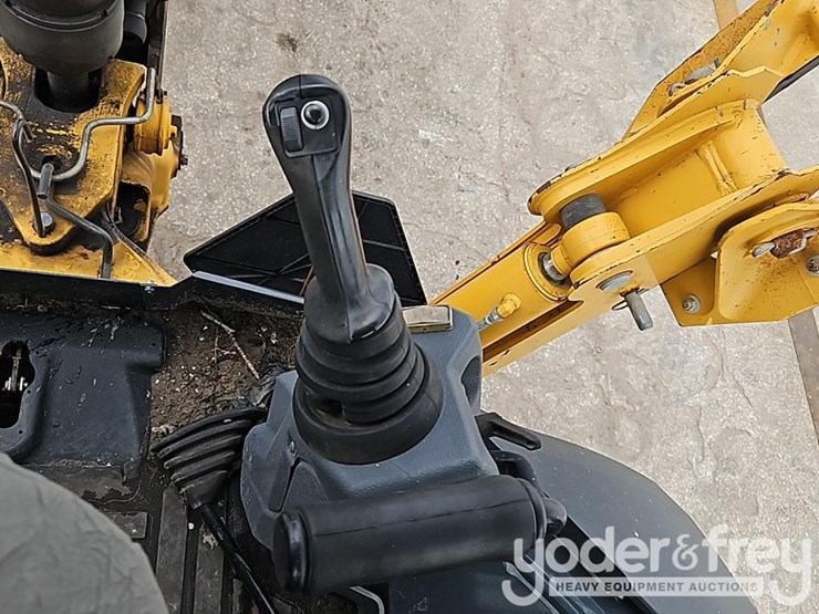 2015-deere-410l-image-31