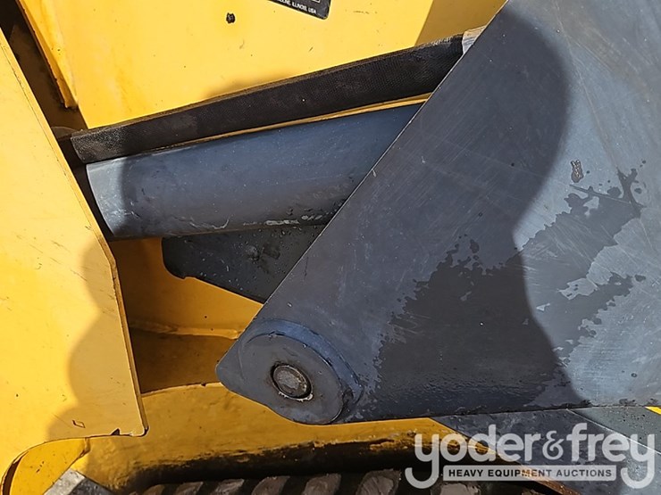 2016-deere-317g-image-12