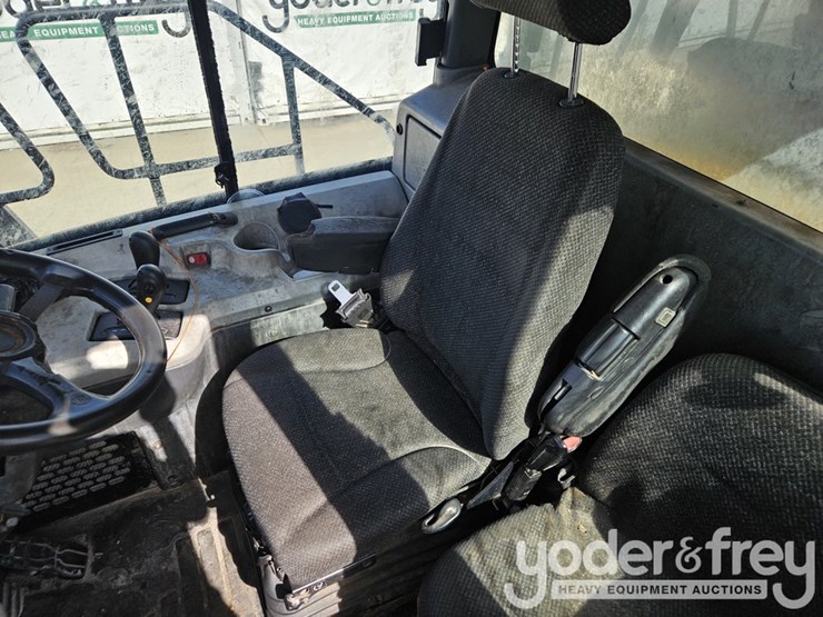 2016-caterpillar-725c2-image-26