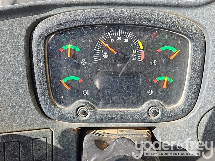 2016-jlg-1055-image-26