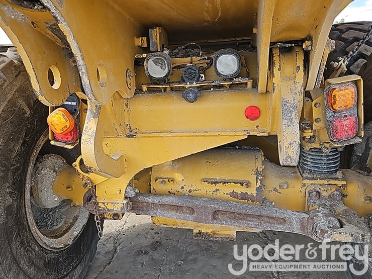 2016-caterpillar-725c2-image-18