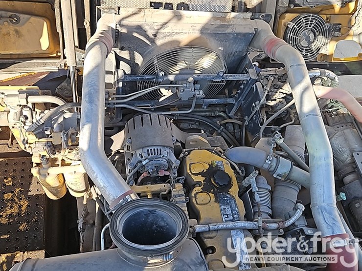 2016-caterpillar-725c2-image-25