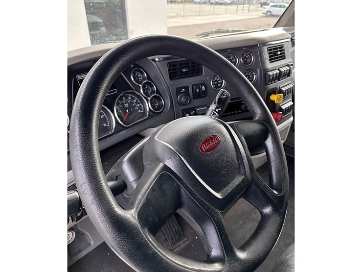 2021-peterbilt-579-image-4