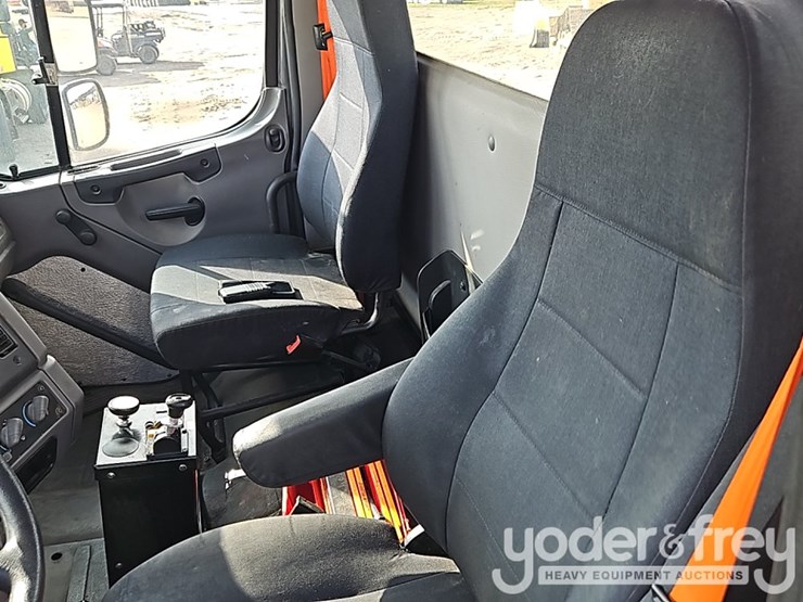 2016-freightliner-114sd-image-27