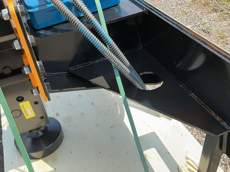 2025-new-holland-l213-image-11