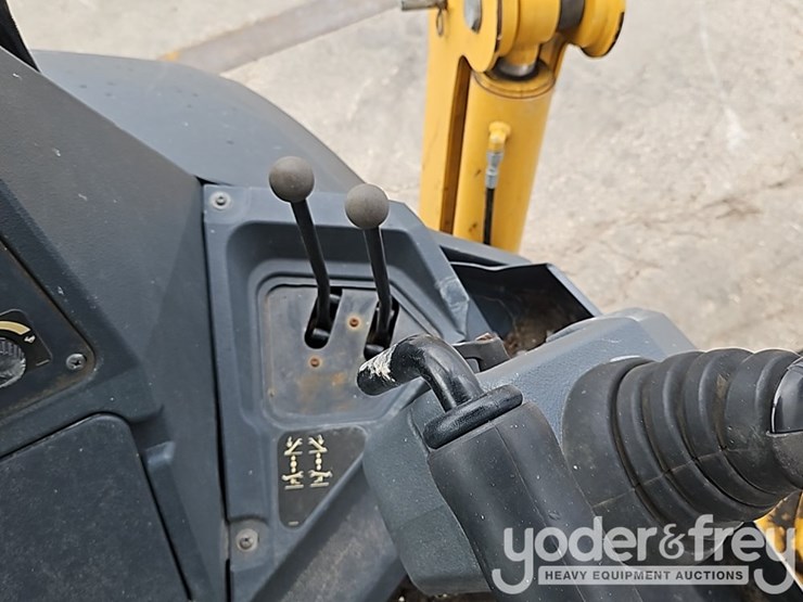 2015-deere-410l-image-33