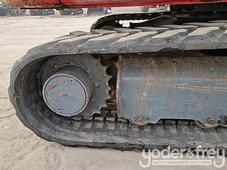 2020-takeuchi-tb240-image-9