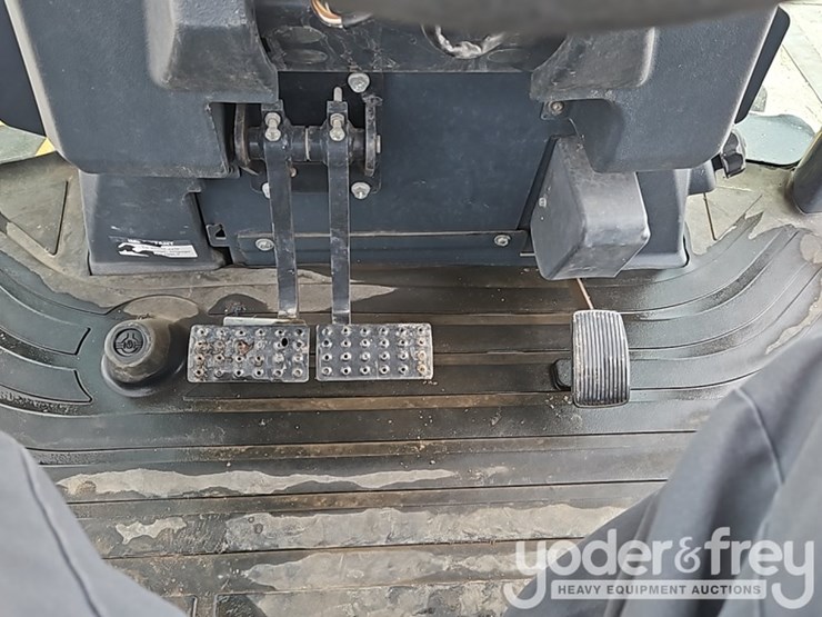 2015-deere-410l-image-37