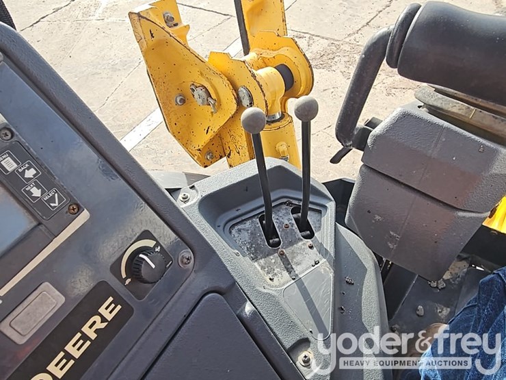 2017-deere-310sl-image-48