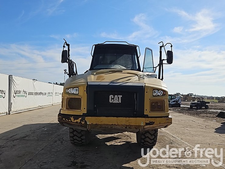 2016-caterpillar-725c2-image-12