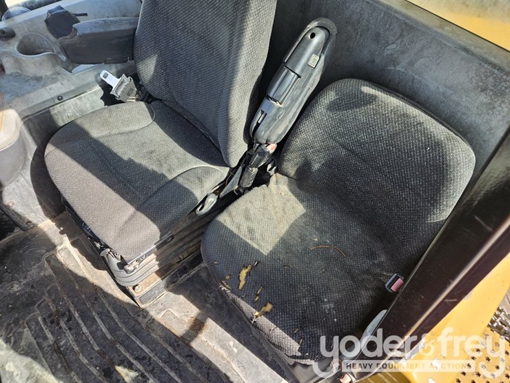 2016-caterpillar-725c2-image-25