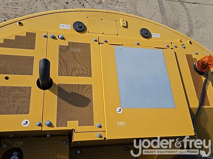 2021-caterpillar-325-image-31