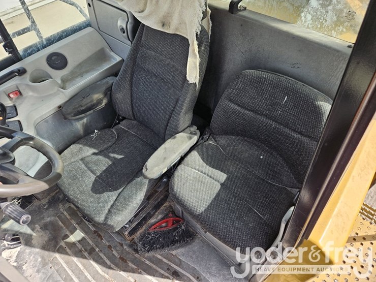 2016-caterpillar-725c2-image-26