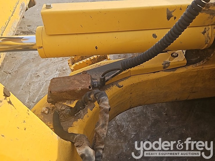 2023-komatsu-d61px-24-image-32