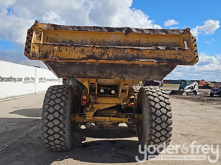 2016-caterpillar-725c2-image-16