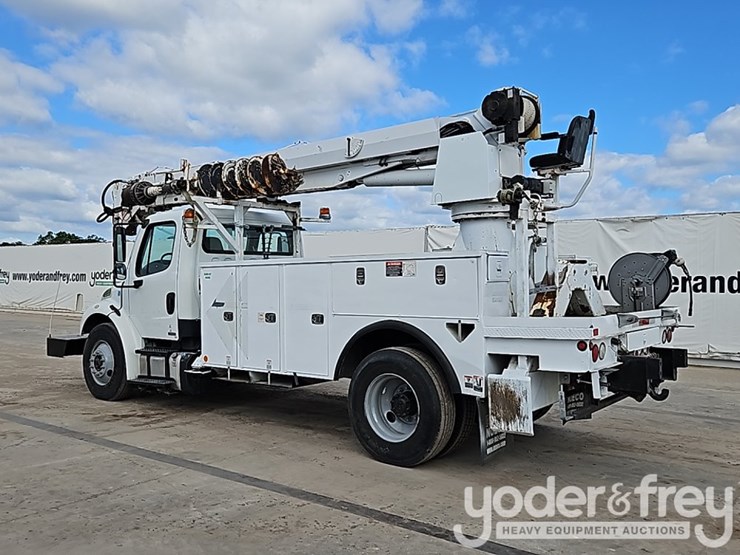 2011-freightliner-m2-106-image-4