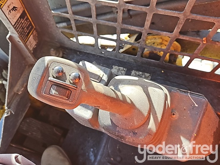 2016-deere-317g-image-27