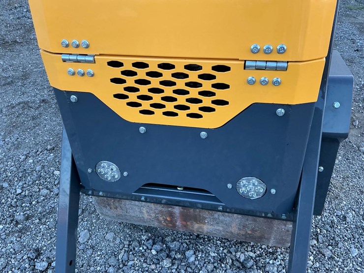 #1253-•-unused-future-ft1000-ride-on-road-roller-image-9