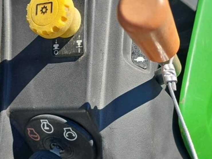 2016-john-deere-1025r-image-17