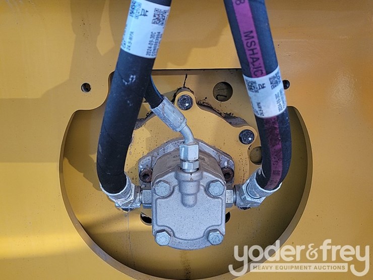 2025-caterpillar-cb4.0-image-24