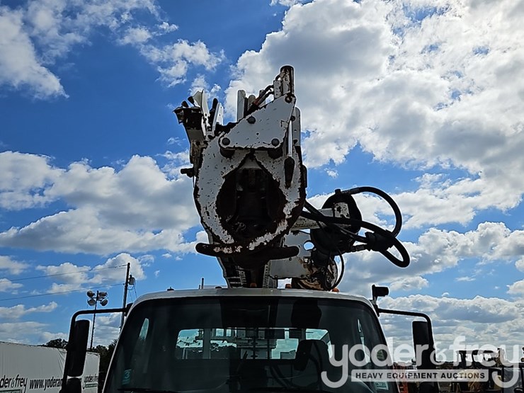 2011-freightliner-m2-106-image-20