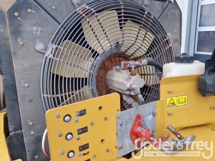 2011-caterpillar-cp64-image-25