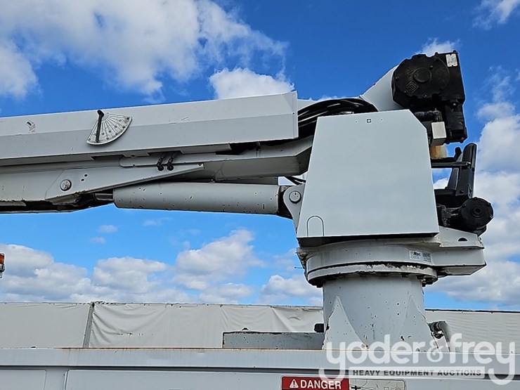 2011-freightliner-m2-106-image-18