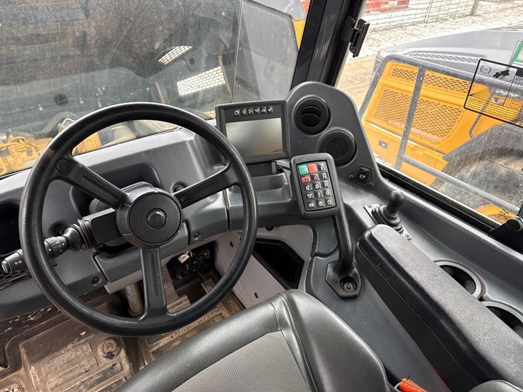 2023-deere-260e-image-11