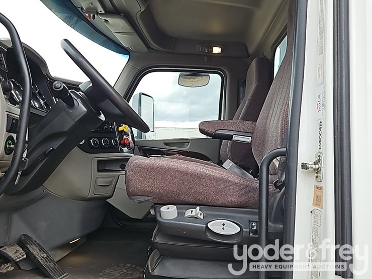 2021-peterbilt-567-image-27